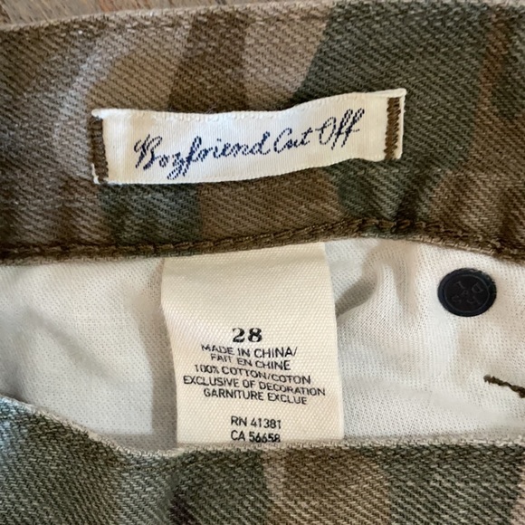 Distressed Boyfriend Cut off Shorts - Picture 6 of 6